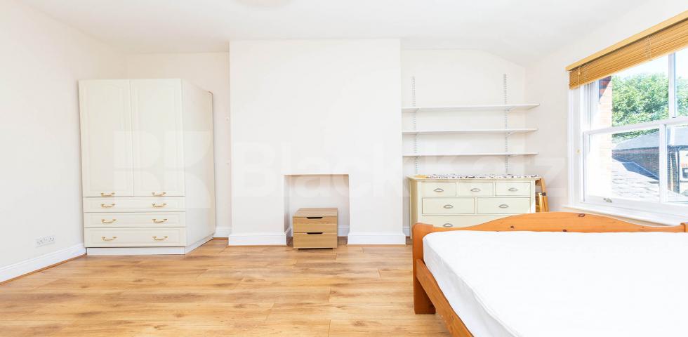 			VIRTUAL TOUR AVAILABLE!, 5 Bedroom, 1 bath, 1 reception Flat			 HIGHBURY PARK, HIGHBURY